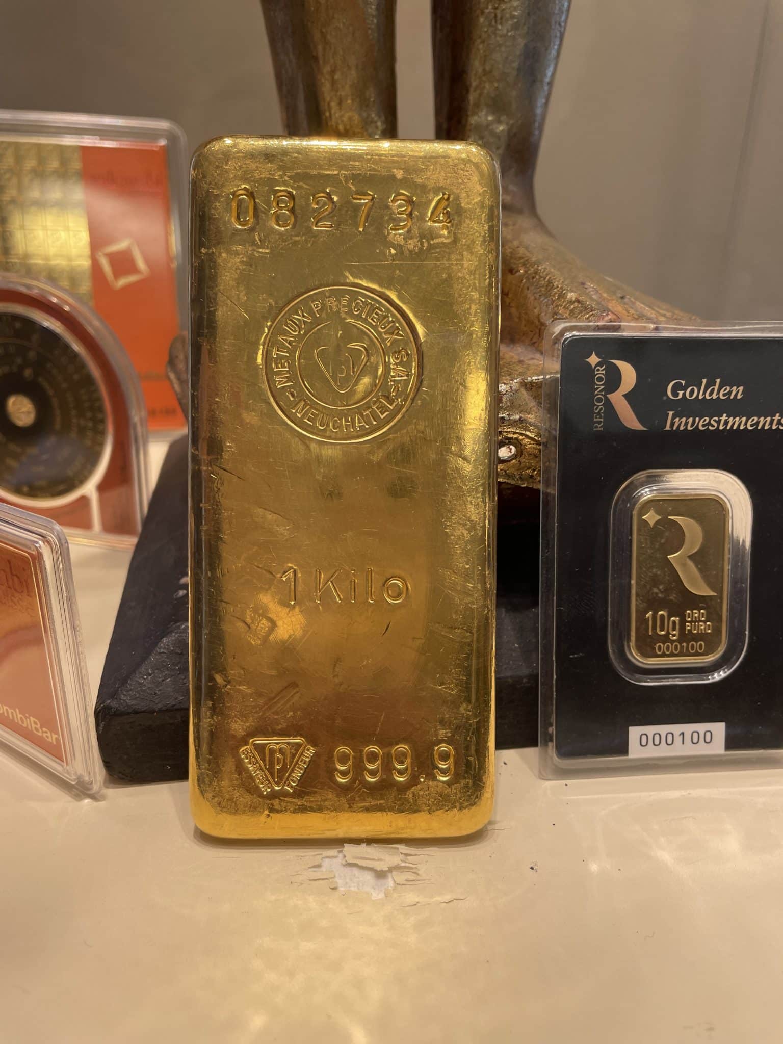 Un lingote de oro físico de un kilo comprado en un banco de metales